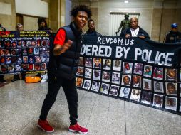 Los manifestantes buscan cerrar un sitio de compras durante el 'Viernes Negro', así como la Cámara de Comercio. EFE / T. Maury