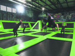 Giros de diversión. Zona de trampolines de FlipOut, donde las personas se ejercitan de una manera divertida y segura. EL INFORMADOR / M. Vargas