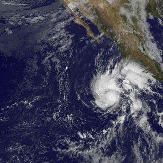 'Sandra' se intensifica a huracán de categoría 4