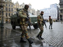 Agentes de policía belgas patrullan la Grand Place en Bruselas. EFE / O.Hoslet