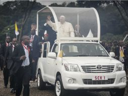 El Papa Francisco (c) saluda a los feligreses a su llegada en papamóvil a una misa en el campus de la Universidad de Nairobi. EFE / D. Kurokawa