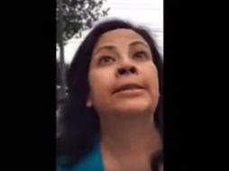 ''#LadySotelo'', después de tirar la basura en la calle es enfrentada por Arne aus den Ruthen, City Manager de la delegación. YOUTUBE / Miguel Hidalgo