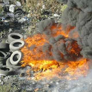 La quema de llantas, principal factor de contaminación ambiental