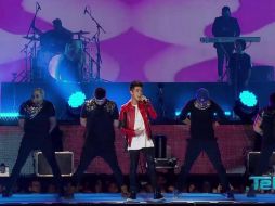 El cantante Mario Bautista fue el encargado de abrir esta celebración. TWITTER / @telehit