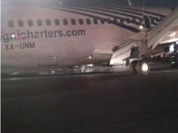 Un avión de Magnicharter tuvo problemas con el tren de aterrizaje al llegar a la pista 05 de la Terminal 1. ESPECIAL / / Cortesía de Christian Martiarena Rojas.