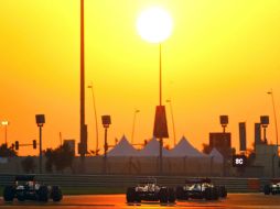 Circuito Yas Marina. La carrera arranca con el Sol cayendo por el horizonte y concluye con las brillantes luces artificiales. EFE / ARCHIVO