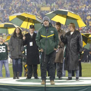 Favre vive momento memorable en Green Bay