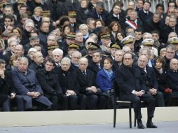 Hollande, solo en su silla en el patio de Les Invalides. Al evento, sólo se se podía asistir por estricta invitación. EFE / P. Wojazer