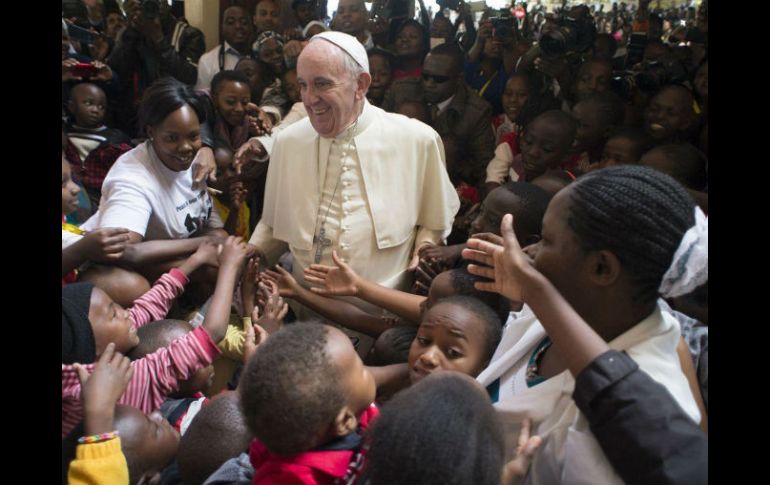 Durante su visita en Kenia, visitó un barrio pobre e improvisó un discurso ante miles de jóvenes. EFE / O. Romano