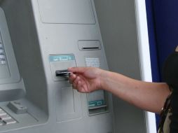 Sugieren solicitar seguridad gratuita a policías municipales al retirar dinero de los cajeros. EFE / ARCHIVO