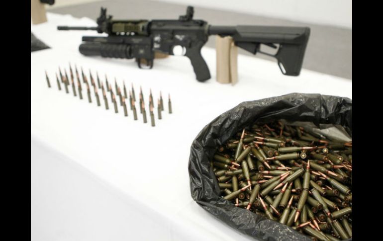En la camioneta donde viajaban los delincuentes encontraron armas largas, cartuchos útiles y dos teléfonos celulares. EL INFORMADOR / ARCHIVO