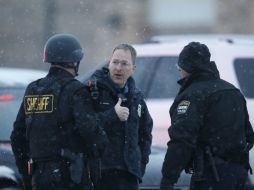 Los agentes se asegurarán que de los objetos con los que el agresor entró en el edificio no sean explosivos. AP / D. Zalubowski