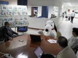 En junta. Snoopy se sentó en la junta de edición, en donde realizó comentarios para elegir las mejores notas que irán en la portada. EL INFORMADOR / A. Hinojosa