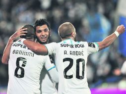 El “Tecatito” (de frente) es uno de los convocados al juego de hoy por parte del director técnico Julen Lopetegui del Porto. ESPECIAL / FC PORTO