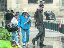 De pasada. De manera discreta, los ambulantes muestran sus productos. EL INFORMADOR / R. Tamayo