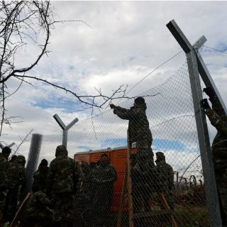 Macedonia refuerza valla en la frontera con Grecia