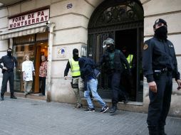 Dos hombres y una mujer son arrestados bajo sospecha de estar involucrados en una red que reclutaba milicianos para EI. EFE / T. Albir