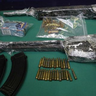 Consignan a una persona por posesión de arma y mariguana