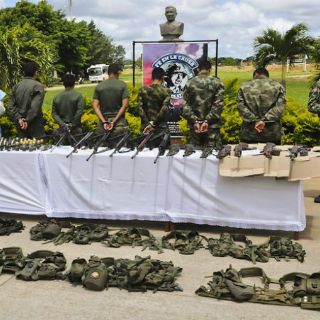 Las FARC pide definir plan de acción contra paramilitares