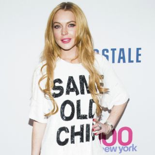 Bajan a madrastra de Lindsay Lohan de un avión