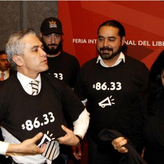 Presenta Mancera libro sobre salario en FIL 2015