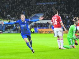 Jamie Vardy celebra el gol que impone nueva marca en las Premier League, y que deba la ventaja momentánea al Leicester. AFP /