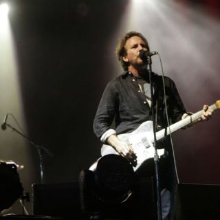 Pearl Jam dedica show en México a víctimas de París
