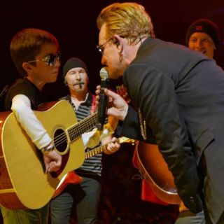 Niños mexicanos tocan junto a U2