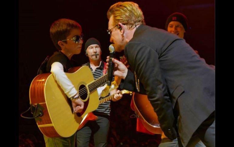 El más chico agradeció a la banda por permitir que él y su hermano subieran al escenario en la canción 'Angel of Harlem'. FACEBOOK / Paco.Elevation