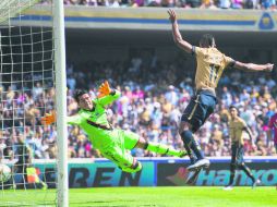 Fidel Martínez manda el balón a las redes en presunto fuera de lugar, tanto que significó el pase de Pumas a Semifinales. MEXSPORT /
