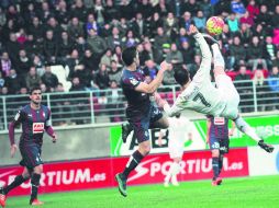 Cristiano Ronaldo quiso hacer un gol de alta complejidad, pero falló en su intento. AP /