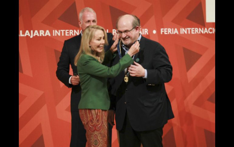 Rushdie, de origen indio, recibió la medalla 'Salón Literario Carlos Fuentes' de manos de Silvia Lemus, viuda del autor de 'Aura'. EL INFORMADOR / F. Atilano