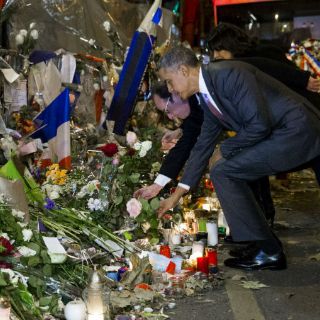Con rosa blanca, Obama homenajea a víctimas de atentados en París