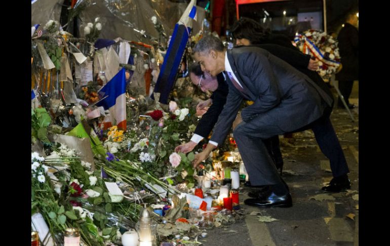 Ambos mandatarios colocaron flores en el recinto y luego guardaron silencio unos momentos. AP / E. Vucci