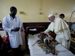El Papa Francisco conforta a un niño en una breve parada no programada en un hospital pediátrico. AP / L'Osservatore Romano