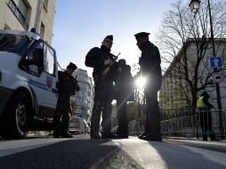 Uniformados vigilan la capital francesa luego de los atentados que dejaron 130 muertos. AFP /