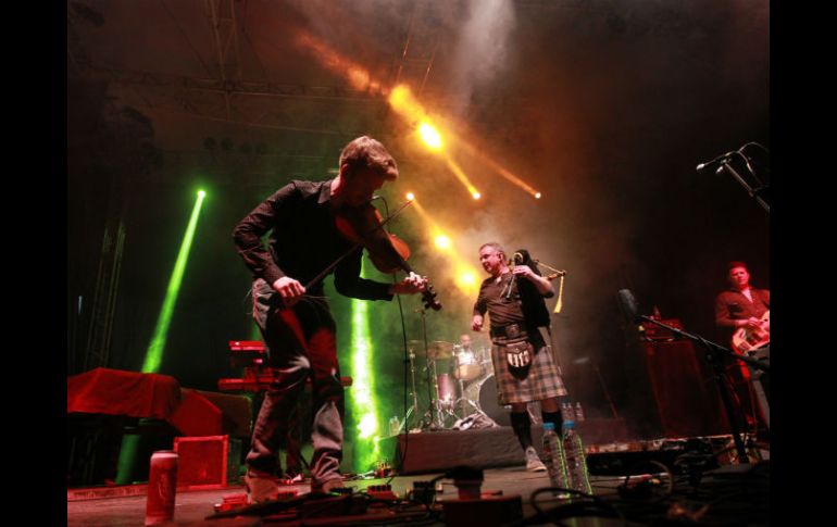 Los integrantes de Peatbog Faeries lucieron la clásica falda escocesa. EL INFORMADOR / F. Atilano