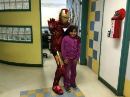 El médico interactúa con sus pequeños pacientes mediante el personaje de Iron Man. ESPECIAL /