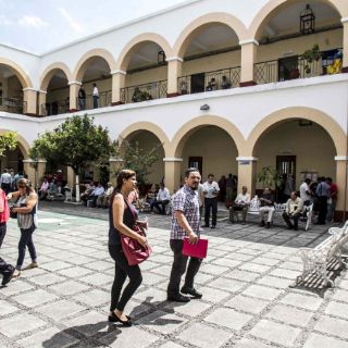 Controlarán práctica de profesiones en la informalidad
