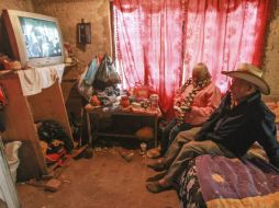 José y María sobreviven gracias a dos programas sociales; no pueden costear un televisor digital. EL INFORMADOR / F. Atilano