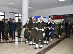 Fotografía que muestra a soldados de la guardia de honor turca trasladando el féretro que contiene los restos del piloto ruso. EFE /