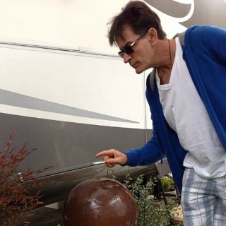 Dicen que Charlie Sheen ofreció 50 mil dólares a actor por fiesta sexual