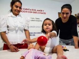 Katteryn tuvo un infarto cerebral en el vientre y eso afectó su motricidad. ESPECIAL /
