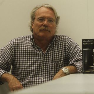 Alberto Barrera presenta 'Patria o muerte' en la FIL