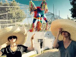 Una de las fotografías que compartió fue con su hermana mientras usaban sombreros típicos de México. INSTAGRAM / @normancook