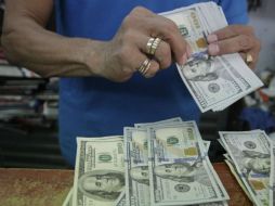 Banxico informó que el tipo de cambio para solventar obligaciones en moneda extranjera pagaderas es de 16.5856 pesos. EL INFORMADOR / ARCHIVO