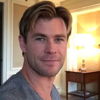 Chris Hemsworth tira el martillo