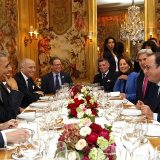 Hollande y Obama cenan en lujoso restaurante parisino
