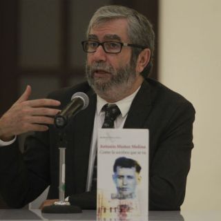 Muñoz Molina y su oficio de desaprender para huir de la arrogancia