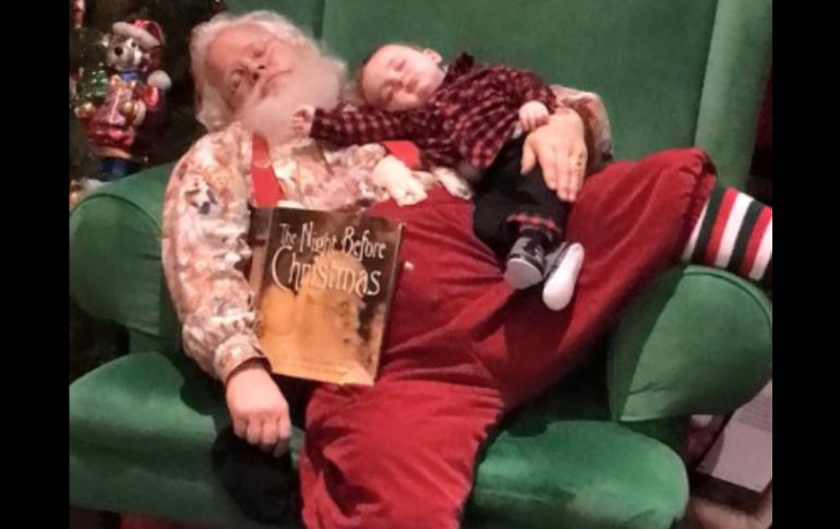 Santa Claus le dio gusto al padre de Zeke y posó como si estuviera dormido mientras el niño descansaba sobre su panza. FACEBOOK / Donnie's Daddy Daycare